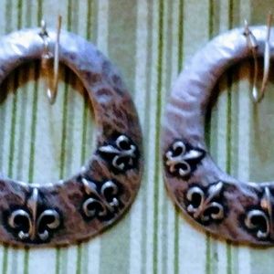 Fleur-de-lis silver pattern earrings.
